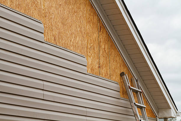 Professional Vinyl Siding technician working in Yale, VA